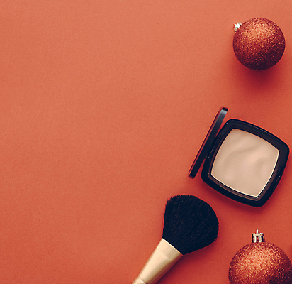 포토 JPG 해외이미지 사람없음 하이앵글 주황색 화장품 오브젝트 메이크업브러쉬 오너먼트 카피스페이스 해외202309 해외포토 뷰포인트 컬러 크리스마스장식 뷰티 공백 붓 파일형식