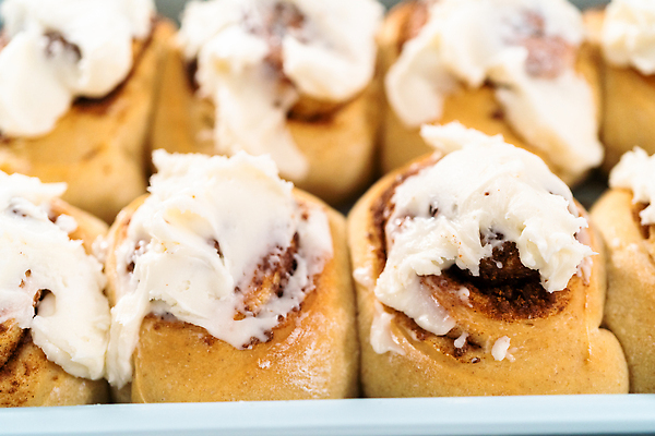 포토 JPG 해외이미지 그릇 사람없음 달콤 롤빵 시나몬 시나몬롤 해외202309 해외포토 식기 빵 디저트 맛 파일형식