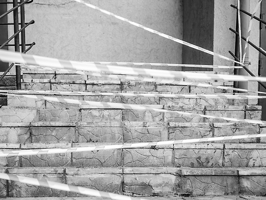 포토 JPG 해외이미지 라이프스타일 리본 여행 백그라운드 거리 프레임 경고 한명 야외 빨간색 울타리 여행객 계단 금지 흰색 도시 바이러스 보호 질병 사인 보안 감염 단계 전염병 해외202309 해외포토 1 컬러 컨셉 의학 안전 사람 생활 담장 파일형식