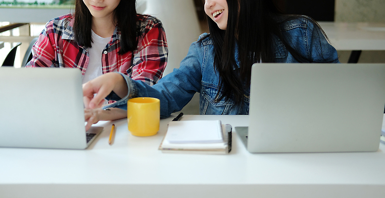 포토 JPG 해외이미지 학생 라이프스타일 교육 인터넷 교실 학교 사람 두명 10대 노트북 학습 스터디 컴퓨터 작업 책상 온라인 해외202309 해외포토 가구 청소년 생활 전자제품 파일형식