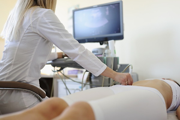 포토 JPG 해외이미지 해부 병원 내부 두명 컴퓨터 약 기계 임신 고통 장비 환자 의사 아기 질병 예방 간 시스템 암 췌장 복근 센서 염증 해외202309 해외포토 감정 의학 근육 사람 전자제품 의료진 장기_의학 파일형식