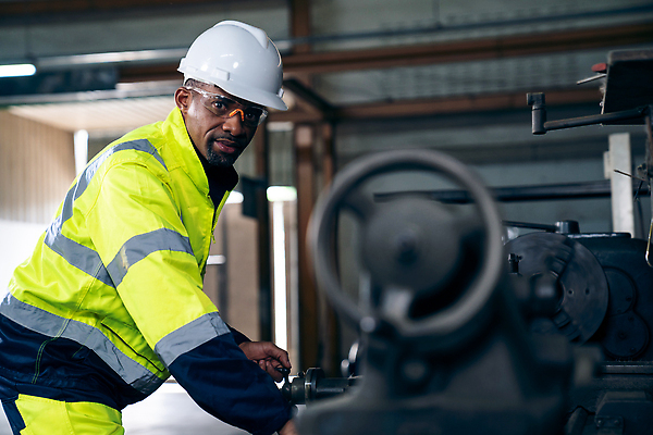 포토 JPG 해외이미지 응시 남자 산업 공장 노동자 작업복 한명 상반신 성인 기계 과학기술 잡기 작업 엔지니어 안전모 성인남자한명만 해외202309 해외포토 직업 1 시선 옷 공업 모션 기술 사람 기술자 헬멧 안전장비 남자한명만 성인남자만 파일형식