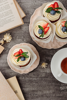포토 JPG 해외이미지 열매 음식 백그라운드 과일 탁자 딸기 디저트 요리 사람없음 장식 빨간색 케이크 식당 계란 축제 빵집 흰색 신선 우아함 달콤 맛 작음 설탕 굽기 민트 크림 발레리나 러시아인 머랭 바닐라 크림치즈 페스츄리 핸드메이드 맛있는 해외202309 해외포토 서양인 식물 빵 컬러 가구 컨셉 치즈 상점 알 크기 구이 허브 발레 파일형식