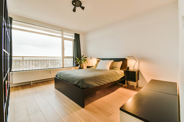 포토 JPG 해외이미지 창문 책장 사람없음 인테리어 공간 방 침대 스탠드 해외202309 해외포토 디자인 가구 조명 파일형식