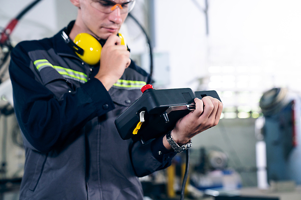 포토 JPG 해외이미지 남자 산업 생각 공장 노동자 고글 작업복 한명 들기 상반신 성인 헤드셋 기계 과학기술 작업 엔지니어 안전모 고민 성인남자한명만 해외202309 해외포토 직업 1 옷 감정 음향기기 공업 모션 기술 사람 헤드폰 기술자 헬멧 안전장비 남자한명만 성인남자만 파일형식