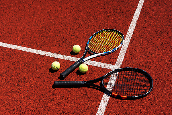 포토 JPG 해외이미지 스포츠 백그라운드 사람없음 야외 테니스 라켓 테니스라켓 테니스공 해외202309 해외포토 스포츠용품 공 구기 테니스용품 파일형식