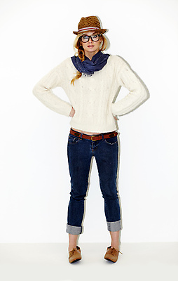 포토 JPG 해외이미지 스튜디오촬영 전신 백인 1 응시 여자 안경 실내 한명 서기 사람 20대 성인 캐주얼 금발 뷰티 파티 축하 흰배경 개성 곁눈질 고립 힙스터 해외202309 해외포토 서양인 헤어스타일 시선 잡화 옷 패션 백그라운드 컨셉 모션 이벤트 청년 내부 흰색 파일형식