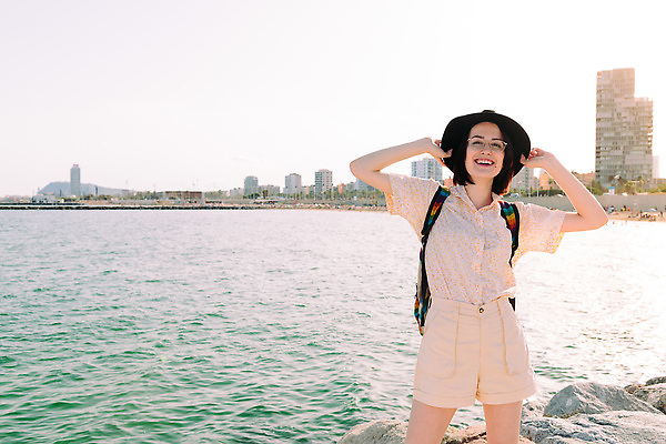 포토 JPG 해외이미지 백인 학생 라이프스타일 웰빙 여자 행복 여행 성공 휴식 한명 웃음 사람 가로 태양 유행 귀여움 고층빌딩 활발 기쁨 에너지 자유 탐험 흰색 표현 날씬함 흥분 긍정 스카이라인 무료 스타일 힙스터 카피스페이스 해외202309 해외포토 자연요소 서양인 1 패션 감정 컬러 컨셉 표정 빌딩 생활 공백 몸매 파일형식