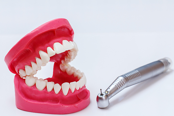 포토 JPG 해외이미지 모델 직업 교육 해부 건강 치과 병원 손잡이 사람 사람없음 치료 머리 장비 의사 기구 공구 입 구멍 치아 모험가 묘사 치과의사 외과 턱 틀니 거짓 돌봄 보철 송곳 위생관리 인공 직진 치아교정 구강학 해외202309 해외포토 의학 모션 관리 신체부위 의료진 도구 소화기관 교정 파일형식