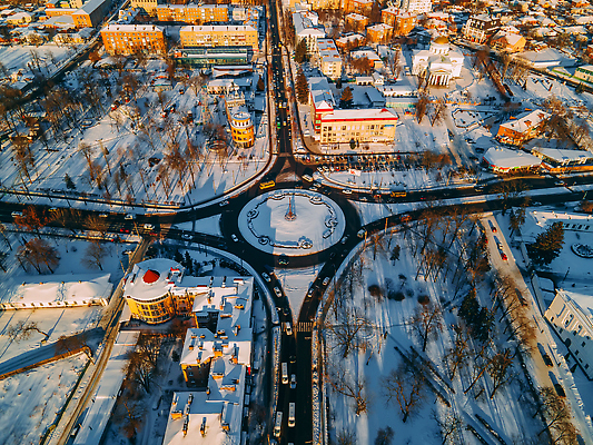 포토 JPG 해외이미지 디자인 유럽 도로 여행 겨울 건축양식 교통시설 자동차 전등 거리 버스 주택 따뜻함 안테나 그림자 풍경 사람없음 건물 도시풍경 뷰티 일몰 운전 도시 원형 고속도로 센터 교차로 속도 바쁨 짐차 빛망울 대각선 항공촬영 드론 해외202309 해외포토 도형 건축물 계절 건축 나라 길 선 육상교통 뷰포인트 교통 통신 모션 조명 대중교통 빛 노을 시설 파일형식
