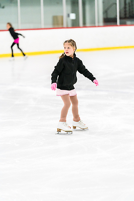 포토 JPG 해외이미지 백인 여자 어린이 스포츠 겨울 한명 사람 청춘 운동 얼음 스케이트 흰색 연습 해외202309 해외포토 자연요소 서양인 1 계절 스포츠용품 컬러 컨셉 건강 파일형식