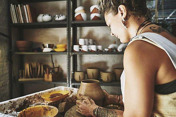 포토 JPG 해외이미지 그릇 여자 행복 선반 한명 상반신 성인 옆모습 도자기 작업실 만들기 점토 도예가 물레 성인여자한명만 해외202309 해외포토 직업 1 식기 감정 뷰포인트 가구 모션 사람 여자한명만 성인여자만 파일형식
