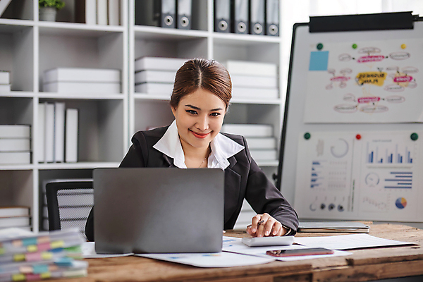 포토 JPG 해외이미지 직업 손 종이 백그라운드 컨셉 비즈니스 그래프 한명 사람 금융 경제 노트북 컴퓨터 사무실 계산기 업무 작업 비즈니스맨 계산 계획 책상 분석 보고서 경영자 문서 투자 회계 계좌 관리자 세금 수입 예산 프로젝트 회계사 비용 해외202309 해외포토 1 남자 가구 문구용품 신체부위 전자제품 장비 직장인 리더 파일형식