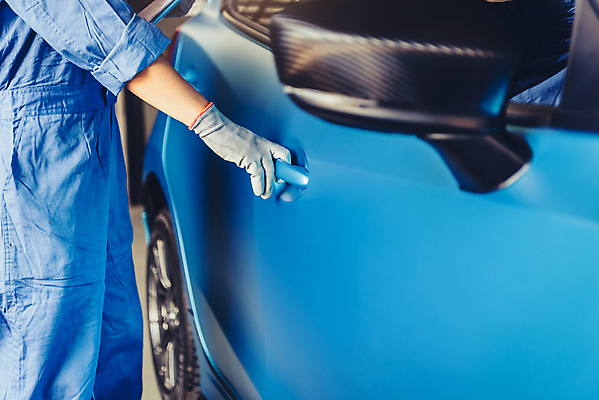 포토 JPG 해외이미지 직업 손 산업 컨셉 유니폼 부분 자동차 노동자 실내 사람 사람없음 내부 파란색 문 상점 기계 장비 공구 잡기 업무 작업실 기술자 수리 역 서비스 고정 엔진 정비공 모터 유지 돌봄 자동 주장 차고 해외202309 해외포토 옷 육상교통 컬러 교통시설 모션 신체부위 도구 작업 파일형식