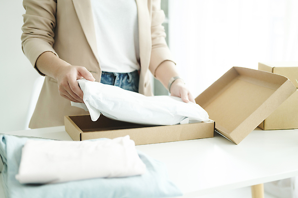 포토 JPG 해외이미지 여자 실내 한명 동양인 상반신 성인 택배 택배상자 넣기 박스포장 온라인쇼핑몰 성인여자한명만 해외202309 해외포토 1 포장 모션 사람 인종 내부 상자 운송업 쇼핑몰 온라인 여자한명만 성인여자만 파일형식