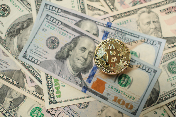 포토 JPG 해외이미지 1 디자인 종이 컨셉 지폐 돈 인터넷 비즈니스 사람없음 금융 경제 달러 디지털 동전 미국 거래 성장 시장 황금 암호 심볼 전자 계산서 대통령 마더보드 수입 해외202309 해외포토 북아메리카 재산 파일형식