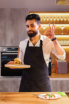 포토 JPG 해외이미지 남자 주방용품 한명 들기 상반신 성인 앞모습 주방 샐러드 햄버거 OK 요리교실 성인남자한명만 해외202309 해외포토 1 음식 뷰포인트 생활용품 모션 수업 패스트푸드 요리 사람 손짓 남자한명만 성인남자만 파일형식