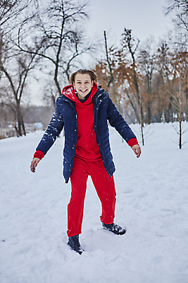 포토 JPG 해외이미지 백인 라이프스타일 커플 여자 남자 행복 겨울 가족 관계 자연 휴가 함께함 사랑 미소 사람 성인 야외 두명 뷰티 기쁨 추위 흰색 숲 해외202309 해외포토 서양인 계절 감정 컬러 컨셉 표정 생활 생태계 파일형식