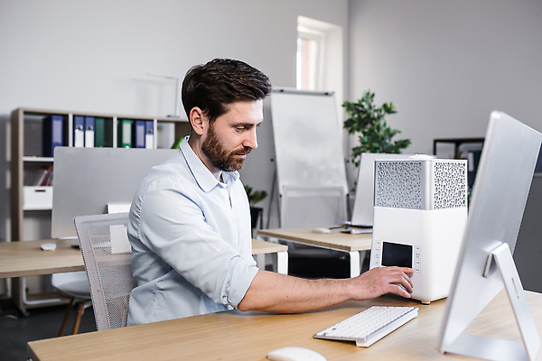포토 JPG 해외이미지 백인 직업 라이프스타일 손 가구 회사 비즈니스 버튼 바람 직장 건강 한명 서기 사람 앉기 노트북 컴퓨터 사무실 힘 장비 에너지 업무 뜨거움 부채 기술자 휴대용 책상 먼지 온도 팔 질서 멀리 스위치 청소부 린스 제어 필터 해외202309 해외포토 자연요소 서양인 1 생활용품 모션 날씨 생활 신체부위 전자제품 예절 작업 오브젝트 파일형식