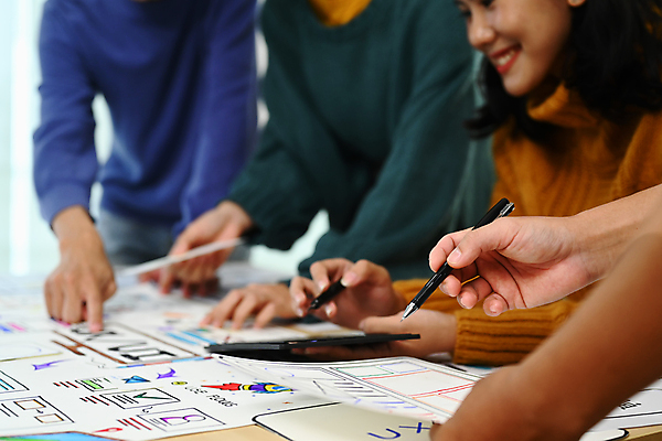 포토 JPG 해외이미지 디자인 여자 남자 종이 비즈니스 설계 여러명 상반신 성인 펜 계획 디자이너 책상 UI 성인만 해외202309 해외포토 직업 가구 다수 컨셉 사람 필기구 파일형식