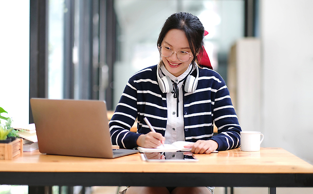 포토 JPG 해외이미지 회의 주택 한명 동양인 노트북 학습 스터디 강의 온라인 동영상 해외202309 해외포토 1 교육 비즈니스 사람 인종 건물 전자제품 파일형식