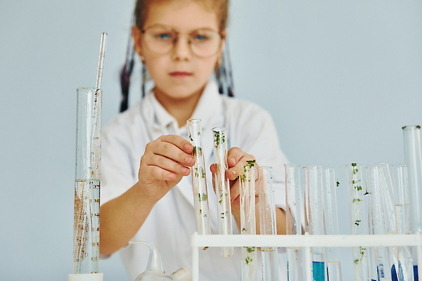 포토 JPG 해외이미지 여자 어린이 돋보기 한명 상반신 앞모습 장비 흰색 책상 호기심 과학기구 구급약품 화학자 소녀한명만 해외202309 해외포토 1 감정 뷰포인트 컬러 가구 컨셉 사람 약 기구 과학자 여자한명만 소녀만 파일형식