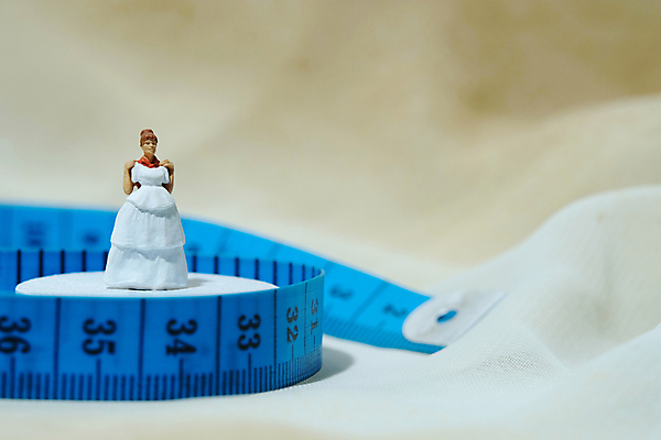 포토 JPG 해외이미지 드레스 옷 여자 행복 밧줄 결혼 신체 결혼식 사람 이벤트 사람없음 쇼핑 장난감 뷰티 유행 상점 거울 방 미니어처 흰색 축하 가운 우아함 선택 구매 디자이너 고객 측정 준비 테이프 재단 재단사 부티크 헬프 스타일 해외202309 해외포토 직업 감정 줄 컬러 컨셉 문구용품 모형 도움 파일형식