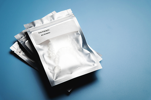 포토 JPG 해외이미지 봉투 사람없음 청결 공백 투명 파란배경 교정기 위생관리 치아교정 해외202309 해외포토 백그라운드 관리 파란색 위생 교정 파일형식