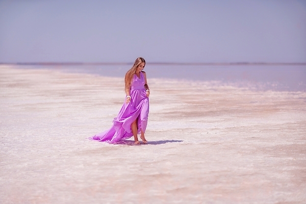 포토 JPG 해외이미지 전신 원피스 여자 바다 한명 성인 옆모습 화려 소금 성인여자한명만 핑크리본 해외202309 해외포토 1 옷 리본 뷰포인트 컨셉 사람 여자한명만 성인여자만 파일형식