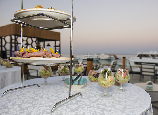 포토 JPG 해외이미지 그릇 접시 음식 오렌지 탁자 호텔 쟁반 집게 사람없음 야외 식당 식사 황혼 샐러드 추위 흰색 사발 고급 선택 저녁 상추 건강식 뷔페 채식주의자 편육 해외202309 해외포토 식기 컬러 가구 컨셉 채소 과일 숙소 육류 상점 일몰 사기그릇 야간 채식 파일형식