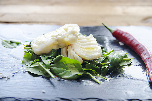 포토 JPG 해외이미지 접시 음식 조각 백그라운드 잎 다이어트 채소 고추 건강 어류 스테이크 요리 앉기 사람없음 초록색 빛 식당 식사 저녁식사 흰색 신선 뜨거움 닫기 그릴 굽기 먹기 허브 해산물 만족 후추 시금치 알래스카 내추럴 점심식사 오메가 맛있는 해외202309 해외포토 식물 식기 감정 컬러 모션 주방용품 서양음식 상점 미국 수중동물 구이 향신료 파일형식