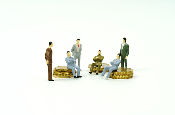 포토 JPG 해외이미지 캐릭터 남자 돈 회사 비즈니스 사업가 통신 성공 대화 사람 정장 사람없음 사무실 숫자 동전 미니어처 피규어 흰색 업무 비즈니스맨 그룹 재산 계약 약속 투자 경영 수입 혼란 해외202309 해외포토 직업 문자 옷 컬러 컨셉 말하기 금융 모형 작업 직장인 파일형식