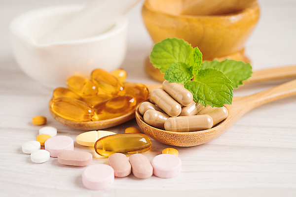 포토 JPG 해외이미지 그릇 건강 사람없음 알약 약 숟가락 허브 유기농 절구 절구방아 해외202309 해외포토 식물 식기 웰빙 의학 수저 도구 파일형식