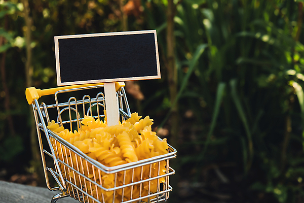 JPG 해외이미지 음식 사람없음 쇼핑카 상승 미니칠판 파스타면 폭등 초록배경 비용 해외202310 해외포토 포토 백그라운드 컨셉 파스타 초록색 경제 쇼핑 칠판 카트 면류 파일형식