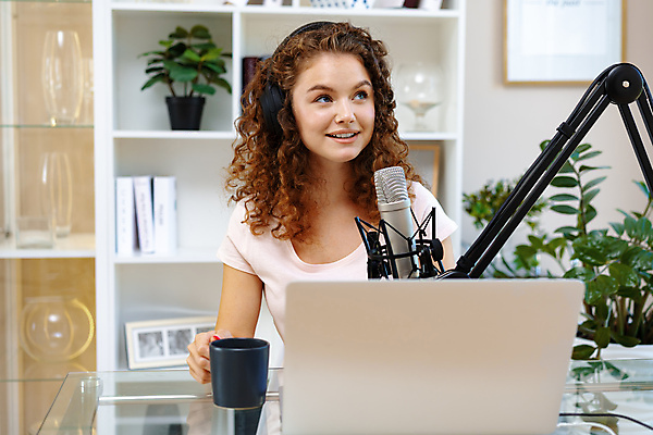 포토 JPG 해외이미지 백인 응시 여자 한명 상반신 성인 앞모습 노트북 헤드폰 머그컵 잡기 마이크 성인여자한명만 인터넷방송 크리에이터 스트리밍 스트리밍라이프 해외202309 해외포토 서양인 직업 1 라이프스타일 시선 뷰포인트 음향기기 모션 사람 컵 전자제품 방송 여자한명만 성인여자만 파일형식 1인미디어