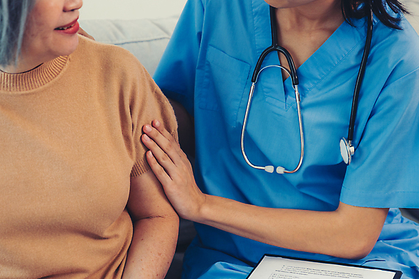 포토 JPG 해외이미지 여자 노년 행복 할머니 청진기 병원 앉기 동양인 상반신 성인 두명 옆모습 마주보기 건강관리 환자 간호사 서류판 여자만 해외202309 해외포토 감정 뷰포인트 의학 의료기기 모션 건강 관리 사람 인종 사무용품 의료진 파일형식