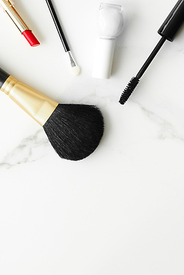 포토 JPG 해외이미지 백그라운드 사람없음 립스틱 고급 마스카라 매니큐어 대리석 메이크업브러쉬 해외202309 해외포토 컨셉 재료 화장품 붓 파일형식