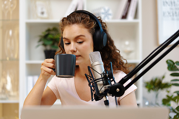 포토 JPG 해외이미지 백인 여자 한명 들기 상반신 성인 앞모습 헤드폰 머그컵 마이크 성인여자한명만 인터넷방송 크리에이터 스트리밍 스트리밍라이프 해외202309 해외포토 서양인 직업 1 라이프스타일 뷰포인트 음향기기 모션 사람 컵 방송 여자한명만 성인여자만 파일형식 1인미디어