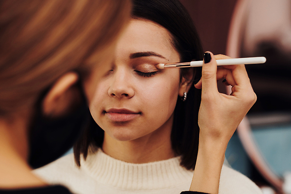 포토 JPG 해외이미지 백인 여자 갈색머리 한명 사람 뷰티 상점 붓 고객 해외202309 해외포토 서양인 1 헤어스타일 파일형식