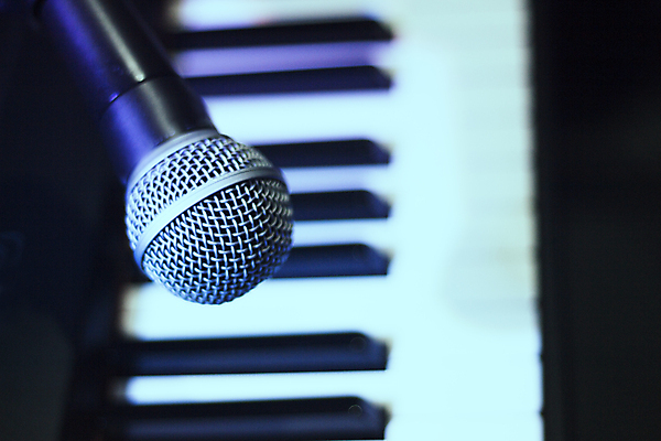 포토 JPG 해외이미지 라이프스타일 디자인 음악 백그라운드 노래 열쇠 실내 미술 한명 그래픽 세트 검은색 쪽지 어둠 소리 콘서트 공연 음악가 장비 가수 흰색 기구 키보드 악단 피아노 볼륨 마이크 복고 오디오 재즈 멜로디 뮤지컬 엘리먼트 플레이어 카피스페이스 해외202309 해외포토 직업 1 컬러 음향기기 문화예술 사람 이벤트 내부 생활 전자제품 공백 건반악기 파일형식