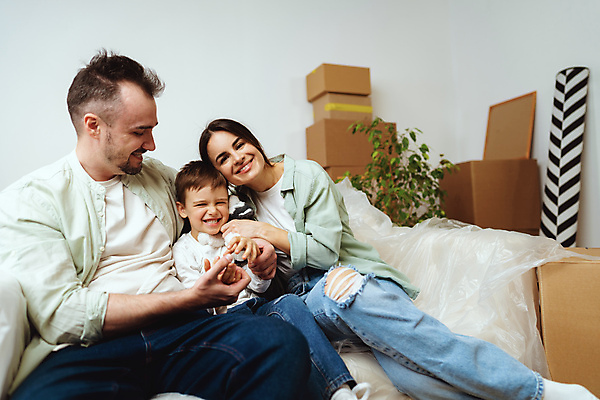 포토 JPG 해외이미지 응시 여자 남자 아들 화초 어린이 액자 안기 엄마 앉기 소년 상반신 성인 옆모습 세명 상자 소파 아빠 이사 즐거움 정리 비닐 짐싸기 해외202309 해외포토 식물 시선 감정 뷰포인트 의자 가족 모션 재질 사람 파일형식