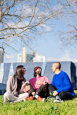 포토 JPG 해외이미지 백인 라이프스타일 공원 여자 남자 행복 함께함 3 대화 미소 웃음 사람 앉기 잔디 성인 세로 세명 친구 청춘 맑음 우정 도시 그룹 연결 결합 긍정 스타일 카피스페이스 해외202309 해외포토 서양인 식물 공공시설 감정 컨셉 관계 모션 날씨 표정 말하기 생활 공백 파일형식