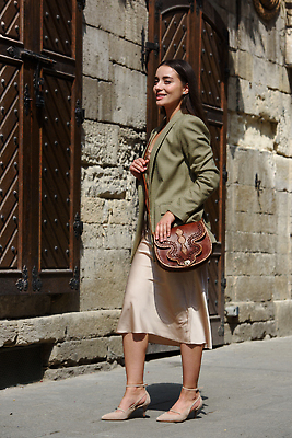 포토 JPG 해외이미지 디자인 조각 포즈 신발 꽃무늬 패턴 가방 바지 표면 한명 여러명 장식 빨간색 갈색 유행 재킷 핸드백 골동품 흰색 지갑 제조 작음 가죽 질감 체크무늬 목각 스트랩 스페인어 옛날 핸드메이드 각인 해외202309 해외포토 1 잡화 꽃 컬러 다수 무늬 하의 사람 외투 크기 파일형식