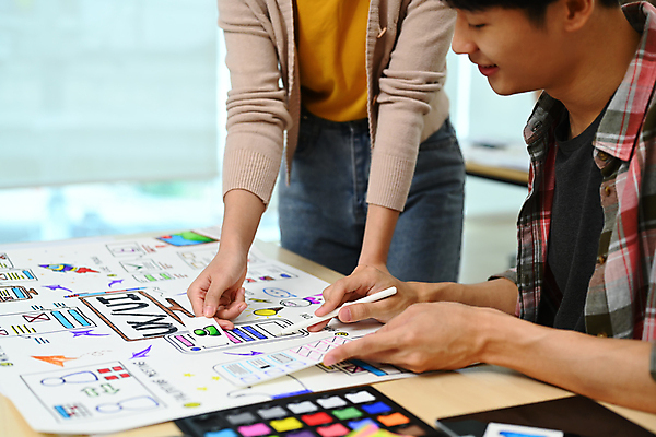 포토 JPG 해외이미지 디자인 여자 남자 종이 비즈니스 설계 상반신 성인 두명 계획 디자이너 책상 팬시 UI 성인만 해외202309 해외포토 직업 가구 컨셉 사람 파일형식