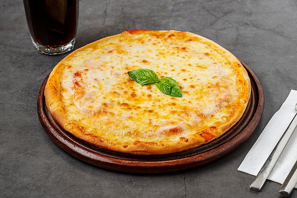 포토 JPG 해외이미지 포크 잔 사람없음 레스토랑 나이프 냅킨 콜라 바질 나무쟁반 모짜렐라치즈 치즈피자 해외포토 식기 치즈 피자 쟁반 목재 식당 칼 탄산음료 파일형식