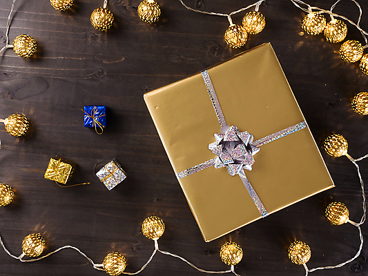 포토 JPG 해외이미지 리본 크리스마스장식 사람없음 선물상자 하이앵글 금색 오브젝트 알전구 나무배경 해외202309 해외포토 뷰포인트 컬러 백그라운드 크리스마스 전구 선물 상자 파일형식