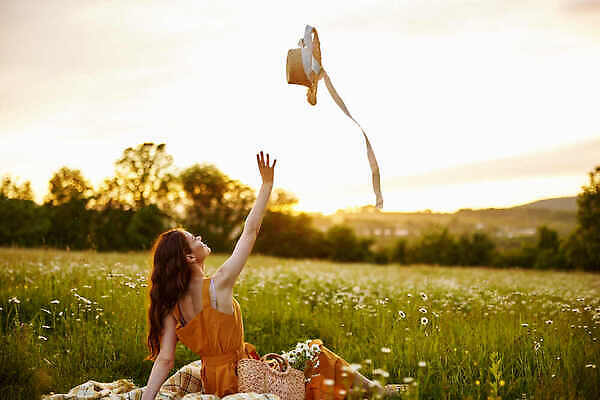 포토 JPG 해외이미지 여자 꽃밭 따뜻함 한명 상반신 성인 야외 옆모습 햇빛 일몰 핸드백 던지기 밀짚모자 체크무늬 손뻗기 개망초 성인여자한명만 해외202309 해외포토 모자_잡화 1 꽃 뷰포인트 무늬 가방 모션 사람 태양 노을 여자한명만 성인여자만 파일형식