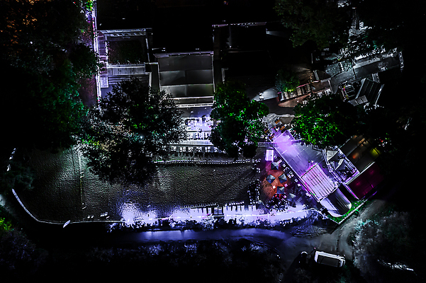 포토 JPG 해외이미지 유럽 여행 건축양식 하늘 지붕 휴가 조명 거리 주택 안테나 파노라마 풍경 사람없음 야외 건물 여름 도시풍경 여행객 탑 가을 도시 도심 야간 박물관 장면 타운 기념물 스카이라인 폴란드 구시가지 드론 랜드마크 수도권 옛날 조감도 해외202309 해외포토 자연요소 건축물 계절 건축 나라 통신 촬영기법 사람 지역 파일형식