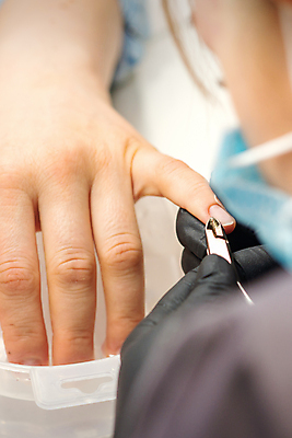 포토 JPG 해외이미지 손 여자 성인 두명 신체부위 잡기 손톱관리 물통 위생장갑 네일샵 네일용품 성인여자만 해외202309 해외포토 장갑 모션 사람 상점 미용용품 네일아트 여자만 성인만 파일형식