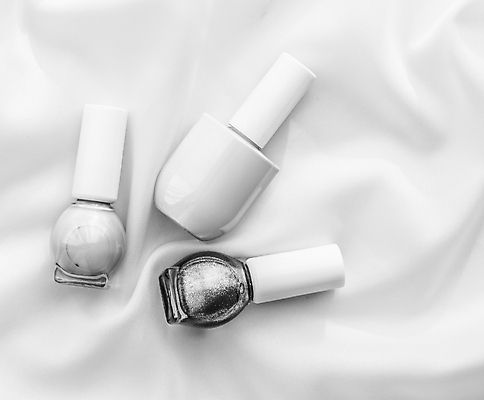포토 JPG 해외이미지 백그라운드 사람없음 우아함 은색 흰배경 매니큐어 구김 카피스페이스 해외포토 컬러 컨셉 모션 화장품 공백 흰색 파일형식
